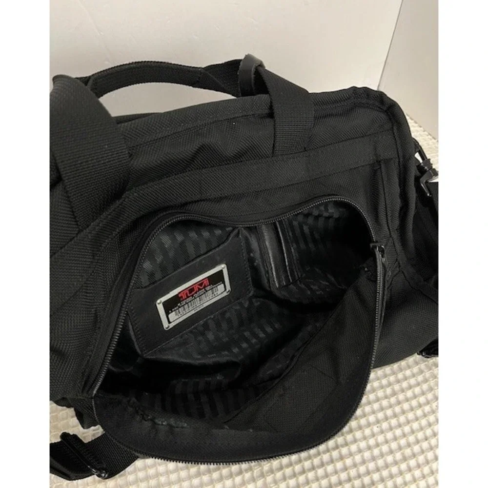 TUMI laptop Briefcase Style 223D3 Nylon Black Travel Career Business‎